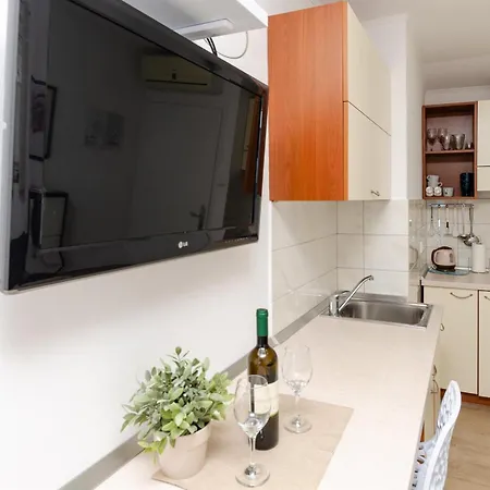 Apartments Mario Coastal Home مورتير
