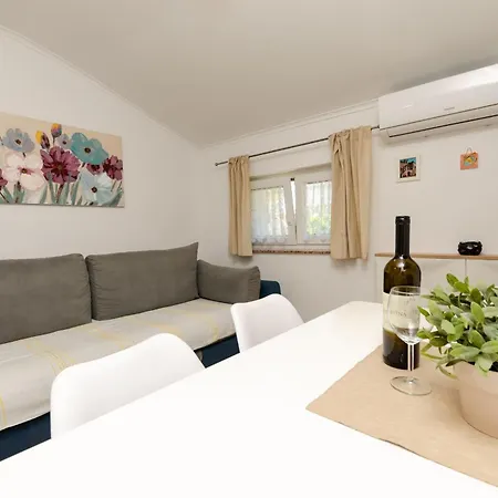 Apartments Mario Coastal Home مورتير