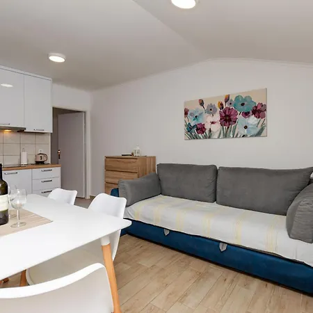 Apartments Mario Coastal Home * مورتير